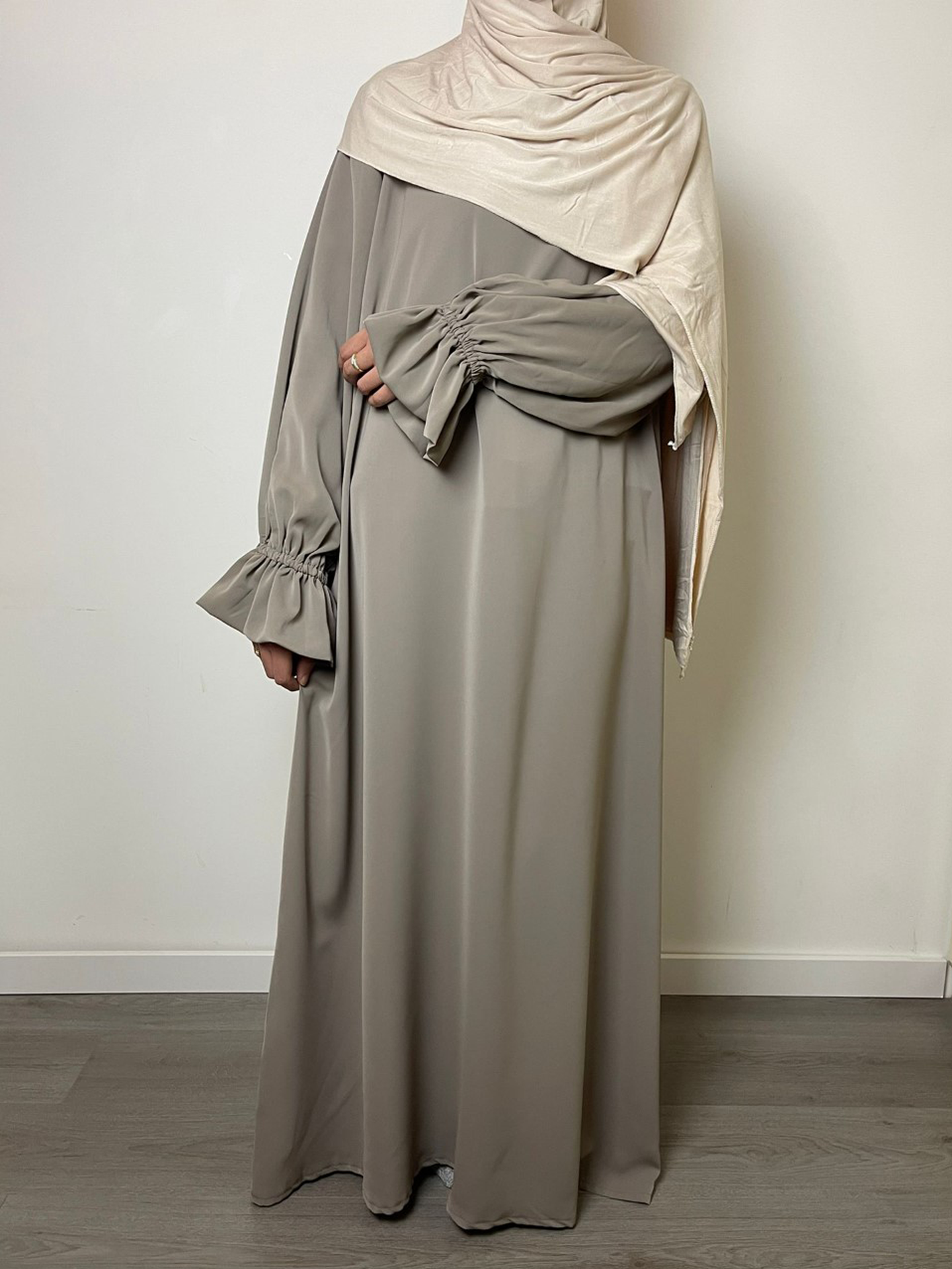 Abaya met elegante mouwtjes - Dark Taupe - Hijab Boutique